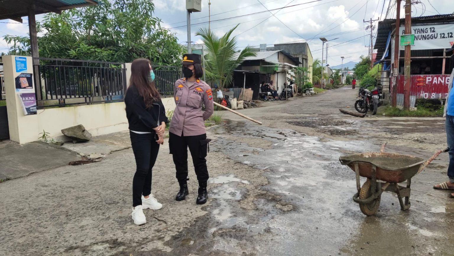 Kapolsek Mapanget bersama Jurani Rurubua. (Foto:Istimewa)