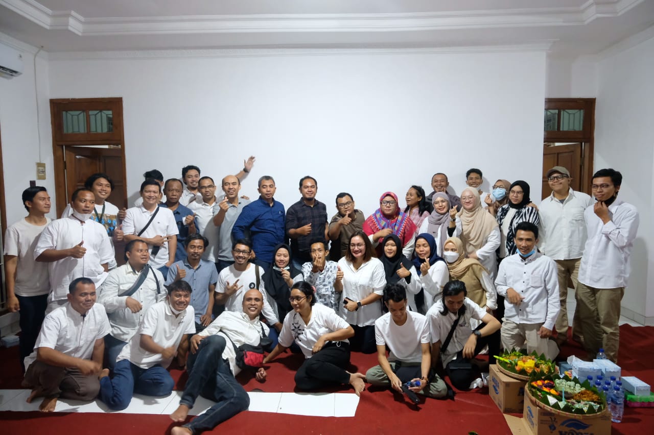 Kun Wahyu Winasis (berbaju biru) bersama warga KMB dalam acara Peresmian Kantor KMB di Solo belum lama ini. 