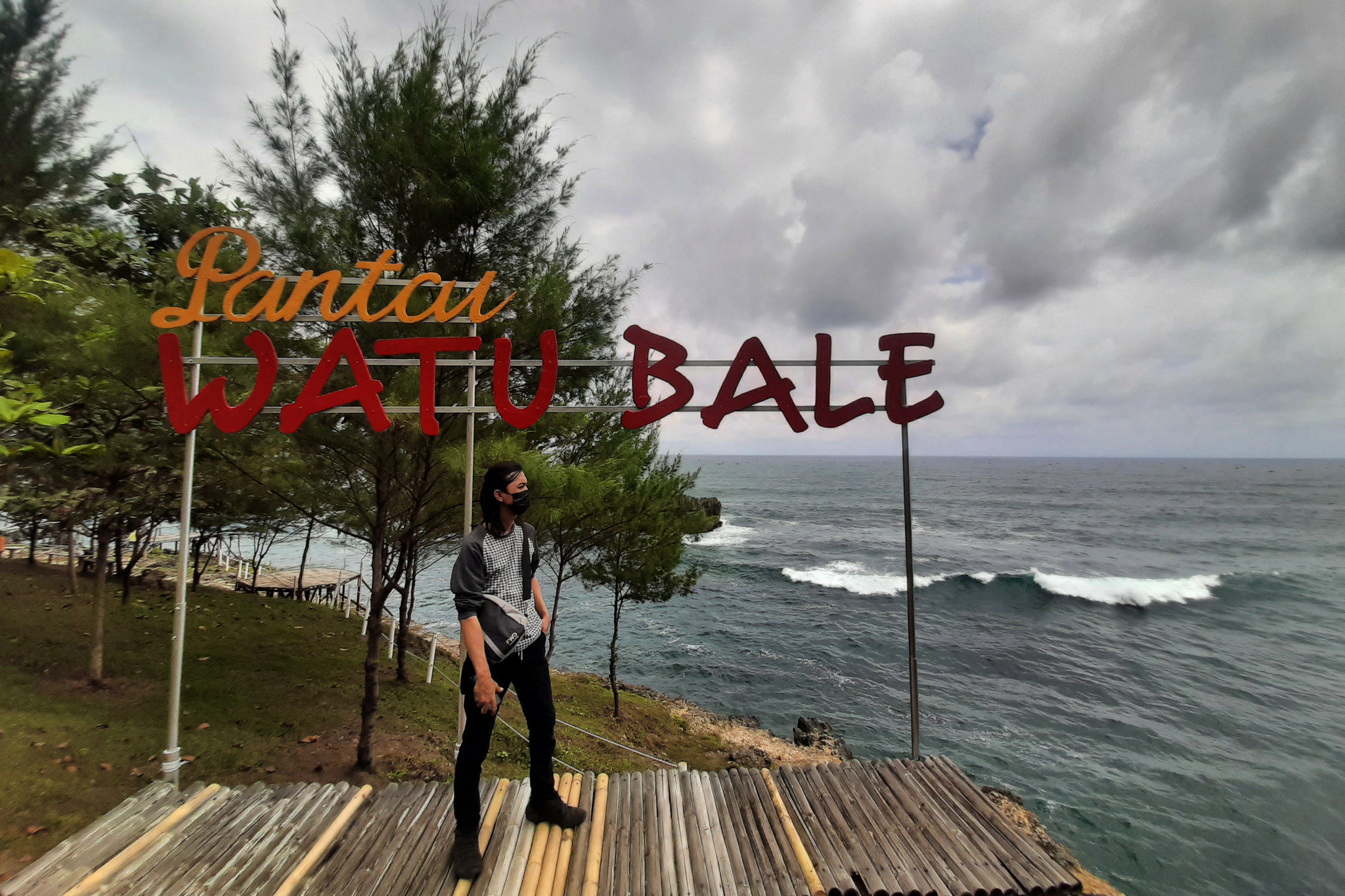Wisatawan menikmati panorama pantai di Pantai Watu Bale, Kecamatan Tulakan, Kabupaten Pacitan, Jawa Timur, Sabtu, 9 Oktober 2021. Foto: Ismail Pohan/TrenAsia