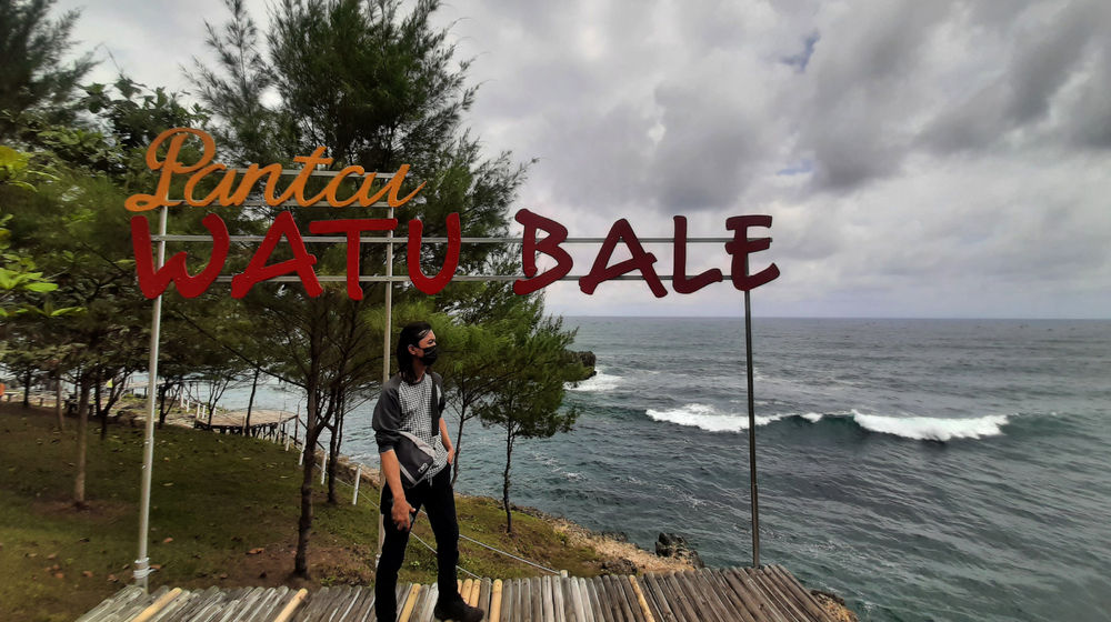 Pesona Pantai Watu Bale Pacitan.jpg