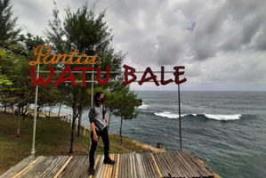 Pesona Pantai Watu Bale Pacitan.jpg