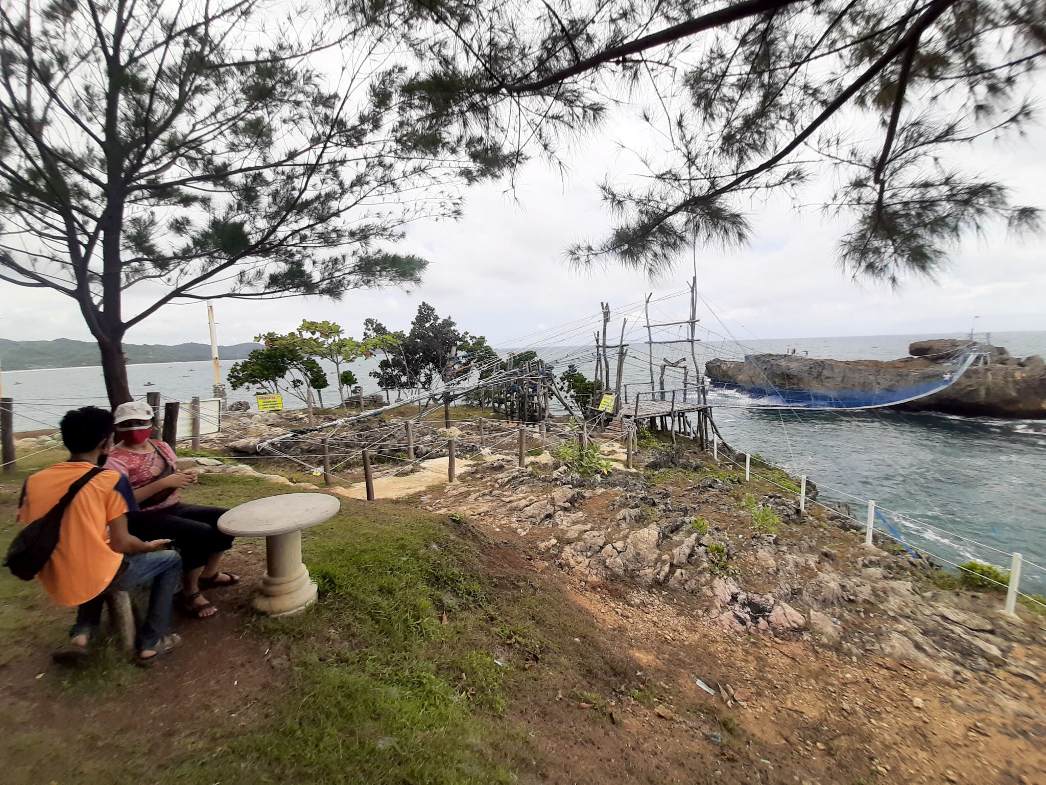 Wisatawan bersantai sambil menikmati panorama pantai di Pantai Watu Bale, Kecamatan Tulakan, Kabupaten Pacitan, Jawa Timur, Sabtu, 9 Oktober 2021. Foto: Ismail Pohan/TrenAsia