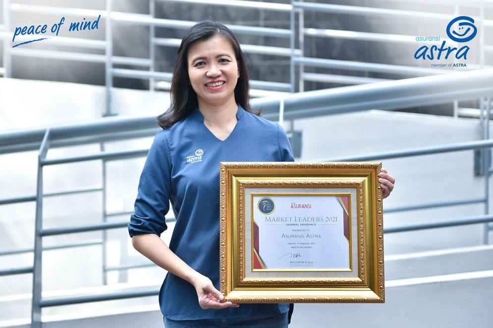 SVP Accounting & Finance Asuransi Astra, Lia Prilianty Singgih menerima penghargaan Insurance Market Leader Award 2021.