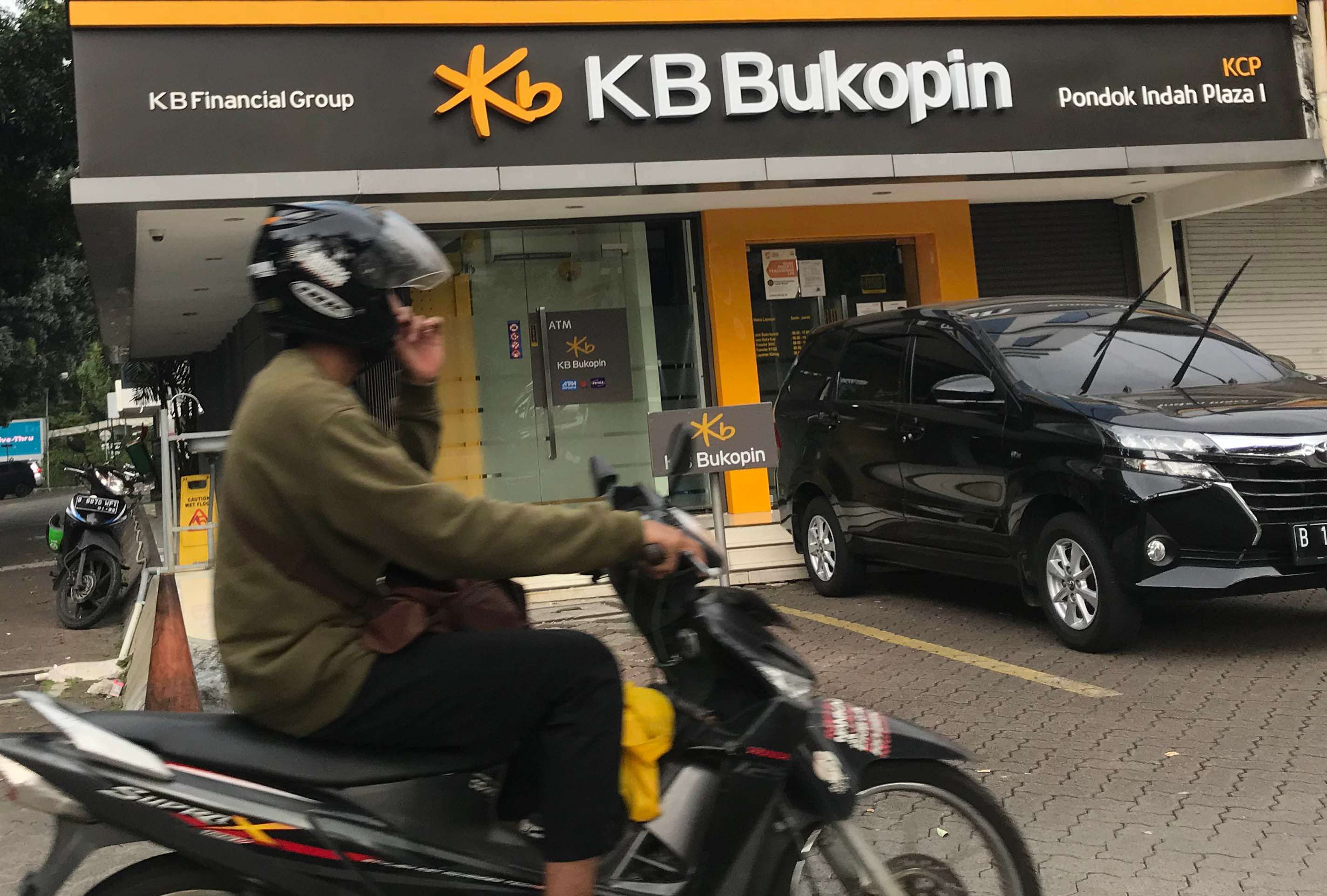 Kantor cabang KB Bukopin di kawasanan Pondok Indah Jakarta Selatan, Senin 11 Oktober 2021. Foto : Panji Asmoro/TrenAsia