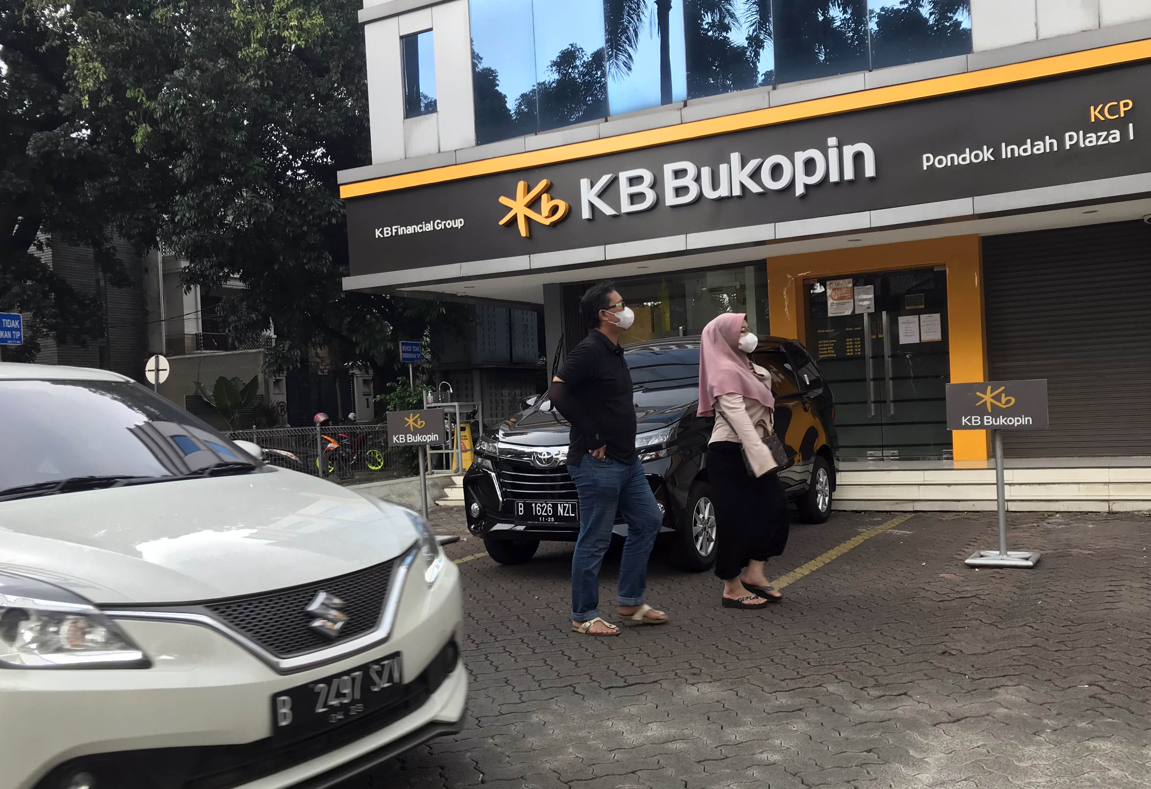 Kantor cabang KB Bukopin di kawasanan Pondok Indah Jakarta Selatan, Senin 11 Oktober 2021. Foto : Panji Asmoro/TrenAsia