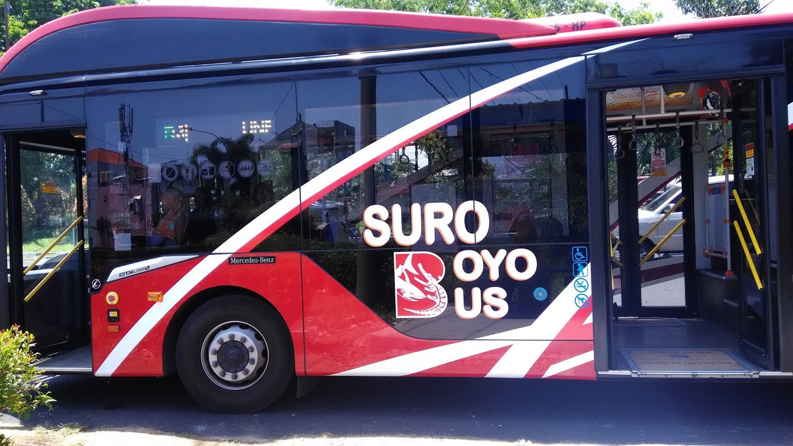bus Suroboyo yang selalu ramai oleh penumpang