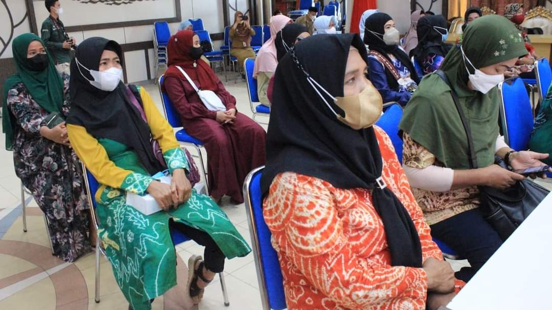 Peserta antusias mengikuti pelatihan membuat kain Sasirangan dengan warna tekstil.