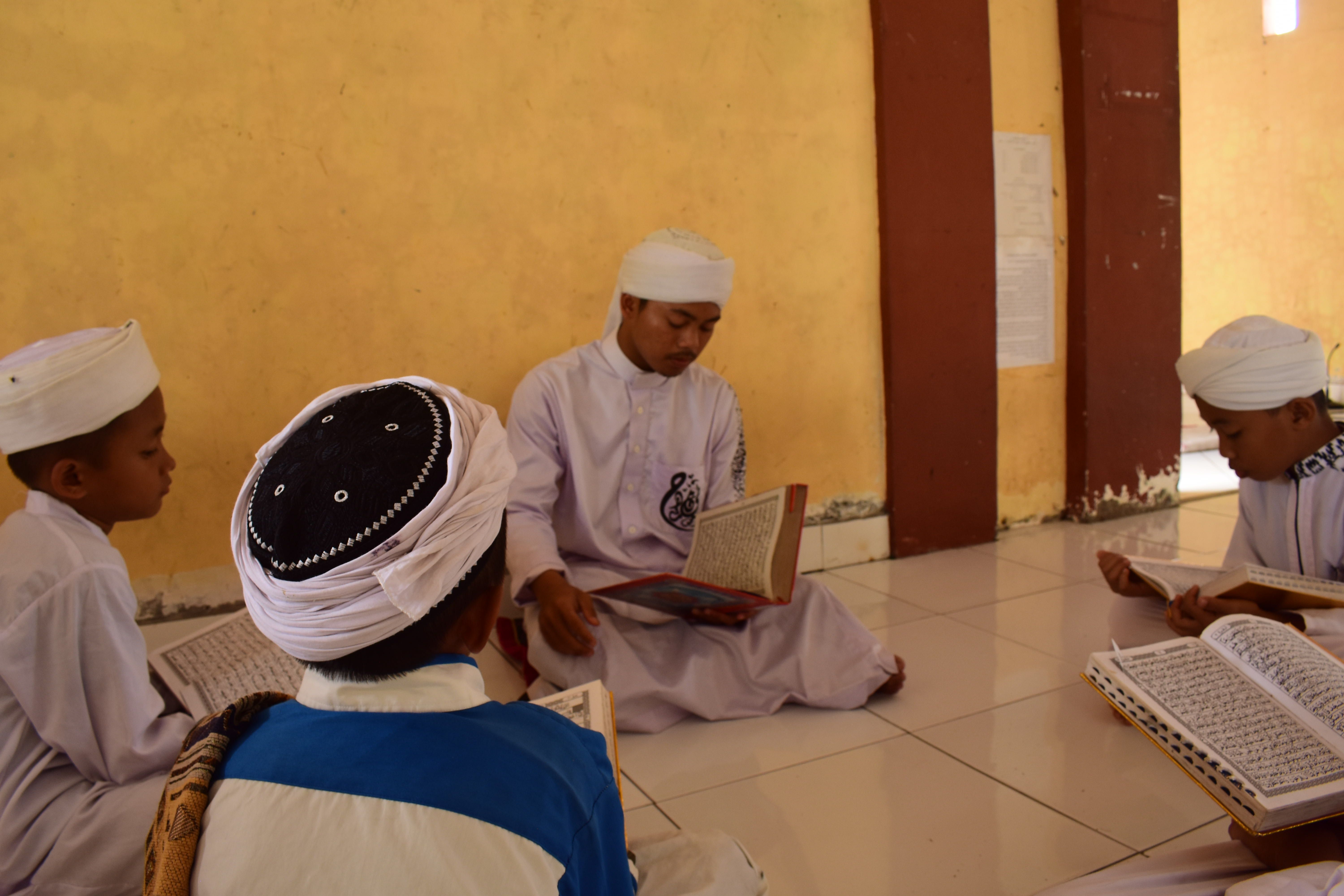Santri sedang belajar Al Qur'an di pondok pesantren Shafwanul Musthafa.