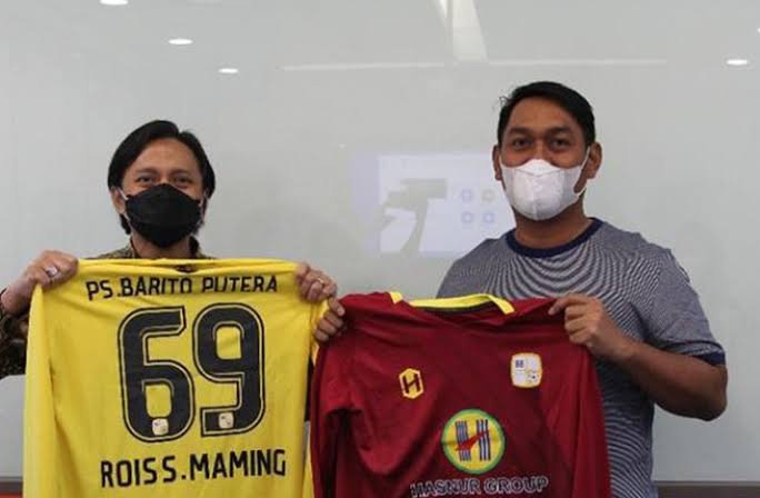 Direktur PT Maming Enam Sembilan Rois Sunandar H Maming dan CEO PS Barito Putera berpose usai penandatanganan kerjasama.