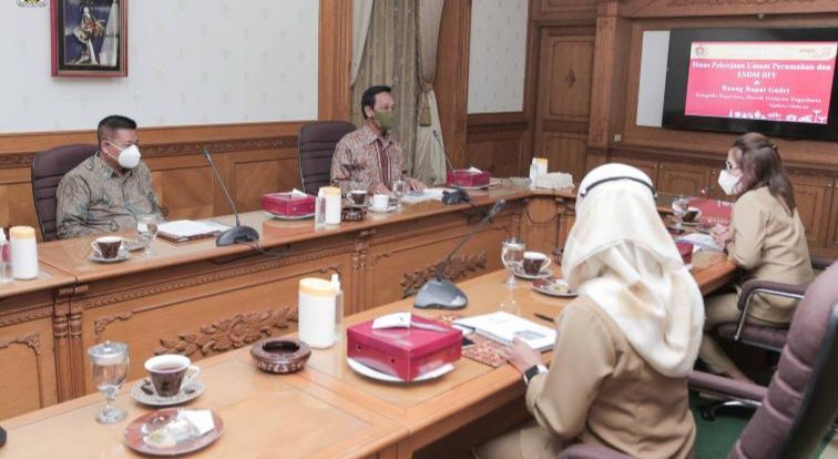 Gubernur DIJ Sri Sultan HB X saat rapat membahas pembangunan Jogjakarta Planning Gallery