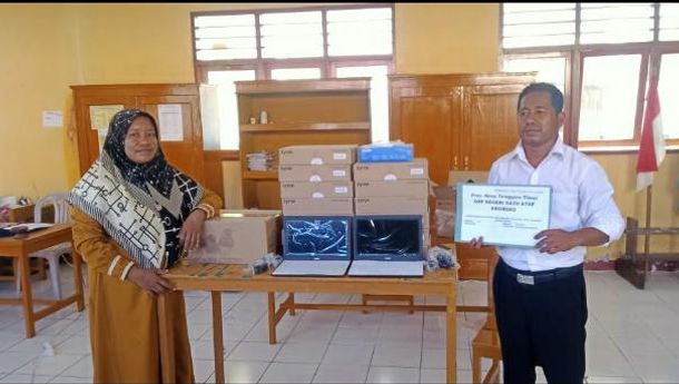 SMPN Satap Ekoreko Pulau Ende Dapat Paket Peralatan TIK dari Kemendikbudristek