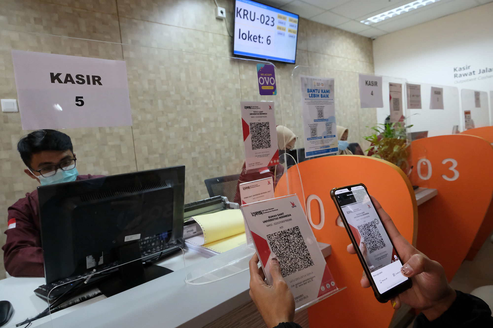 Keluarga pasien melakukan pembayaran melalui pemindaian QRIS platform dompet digital OVO di kasir Rumah Sakit Universitas Indonesia (RSUI), Depok, Jawa Barat, Rabu, 13 Oktober 2021. Foto: Ismail Pohan/TrenAsia