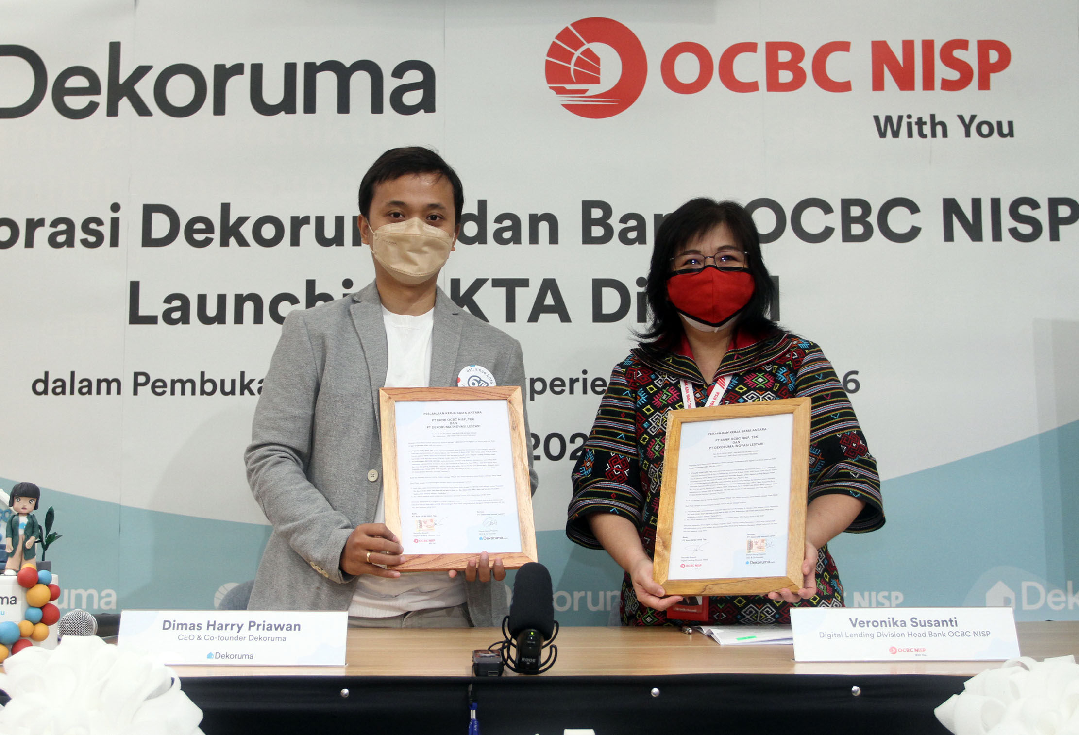 CEO & co-founder Dekoruma, Dimas Harry Priawan dan Digital Lending Division Head Bank OCBC NISP, Veronika Susanti usai peluncuran kolaborasi program kredit tanpa agunan (KTA) digital, Rabu (13/10/2021).