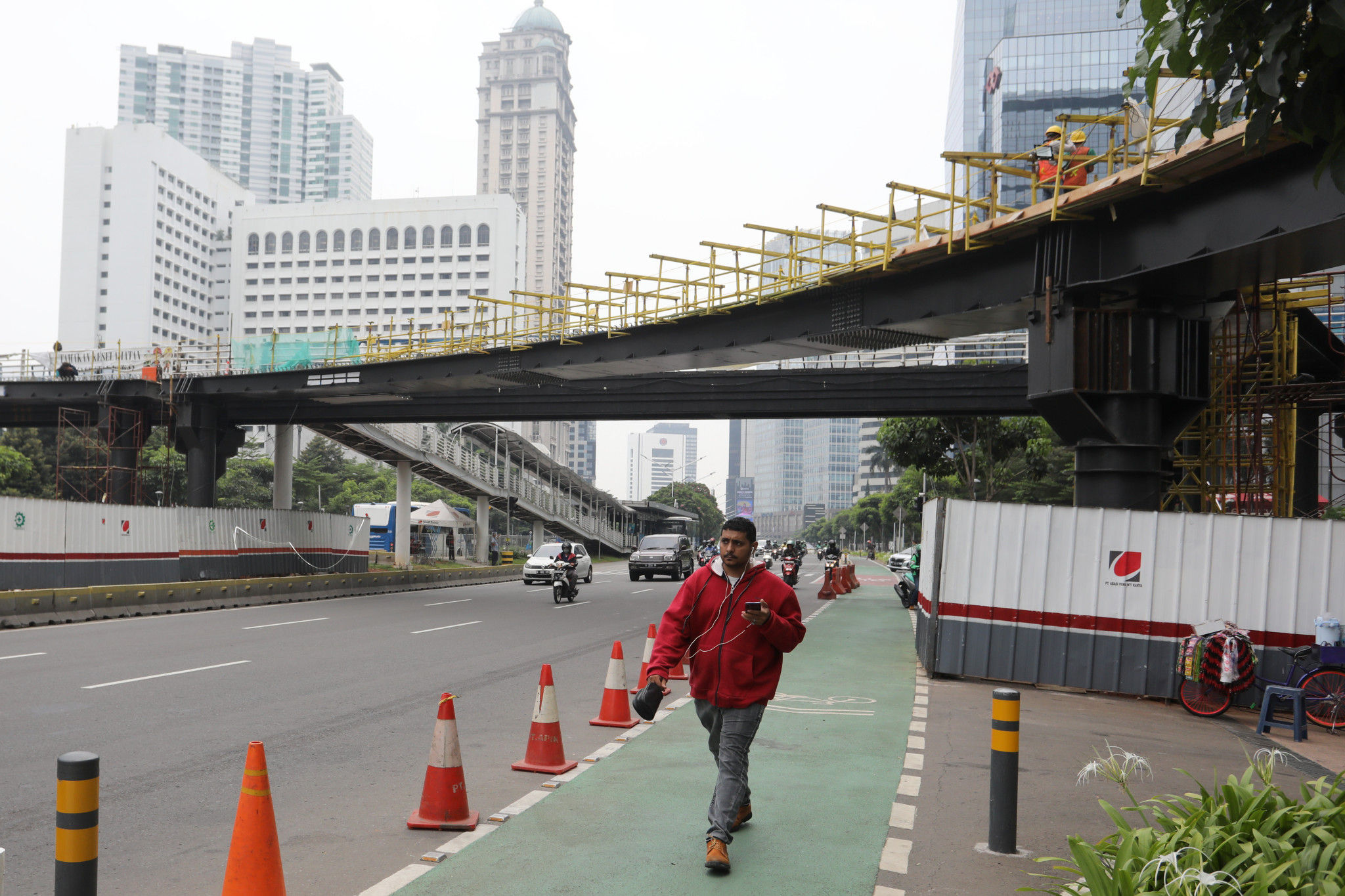 Suasana pengerjaan pembangunan jembatan penyeberangan multiguna (JPM) Dukuh Atas, di kawasan Sudirman, Jakarta, Kamis, 14 Oktober 2021. Foto: Ismail Pohan/TrenAsia