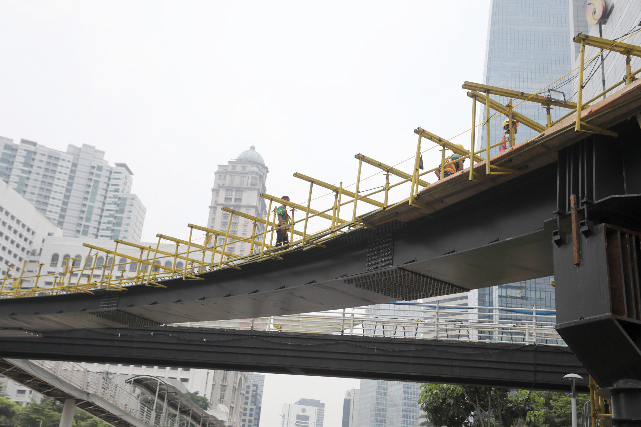 Suasana pengerjaan pembangunan jembatan penyeberangan multiguna (JPM) Dukuh Atas, di kawasan Sudirman, Jakarta, Kamis, 14 Oktober 2021. Foto: Ismail Pohan/TrenAsia