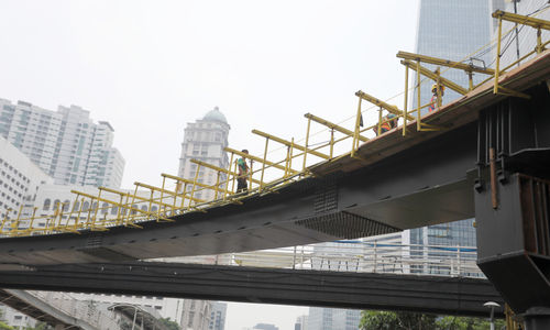 Suasana pengerjaan pembangunan jembatan penyeberangan multiguna (JPM) Dukuh Atas, di kawasan Sudirman, Jakarta, Kamis, 14 Oktober 2021. Foto: Ismail Pohan/TrenAsia