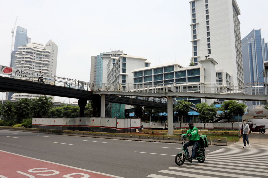 Suasana pengerjaan pembangunan jembatan penyeberangan multiguna (JPM) Dukuh Atas, di kawasan Sudirman, Jakarta, Kamis, 14 Oktober 2021. Foto: Ismail Pohan/TrenAsia