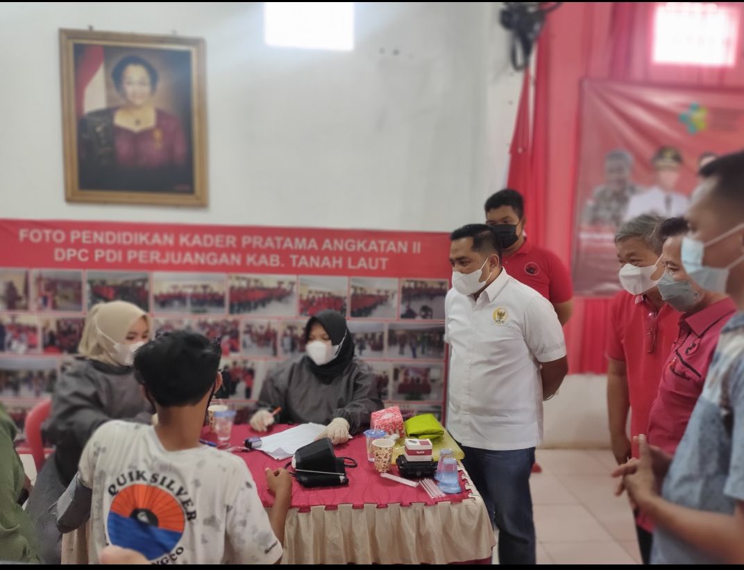Rifqinizamyi meninjau proses vaksinasi bersama pengurus DPC PDI-Perjuangan Tala.
