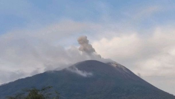 Gunung Ile Ape di Lembata Meletus Lagi 