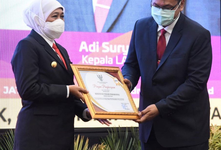 Gubernur Jatim Khofifah Indar Parawansa saat menerima penghargaan dari LAN