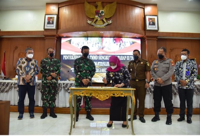 Bupati menadatangani penyerahan proyek TMMD