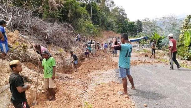 Drainase Tertimbun Tanah Longsor, Masyarakat Desa Golo Nobo Bahu Membahu Membersihkannya