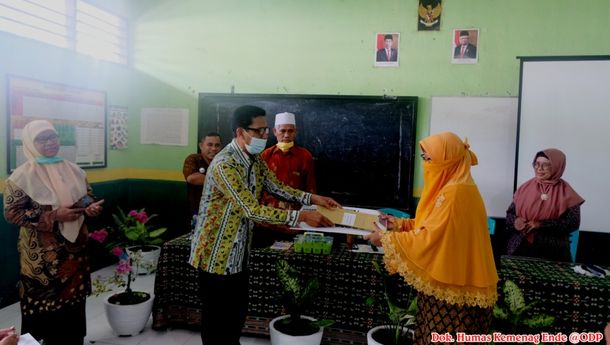 Hj. Ummu K. Dahlan Terbaik I  dalam Ajang 'Anugerah Guru Madrasah Berprestasi NTT Tahun 2021'