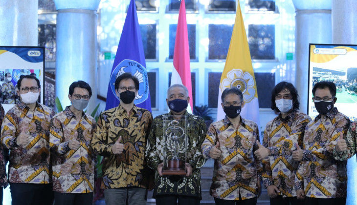Rektor UGM menyerahkan hadiah kepada pemenang KRI 2021