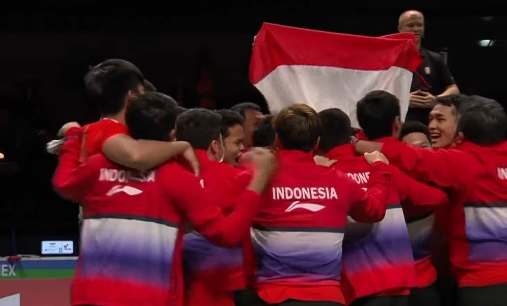 Para atlet bulu tangkis Indonesia saat merayakan kemenangan dalam Piala Thomas 2021 di Denmark / Twitter @bulutangkisRI