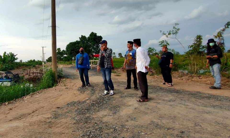 Wakil Bupati Batola Rahmadi meninjau progres pembangunan jalan Kutabamara.