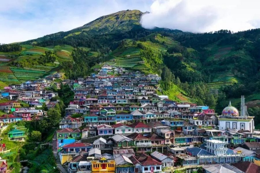Dusun Butuh, Desa Kaliangkrik, Kabupaten Magelang, Jawa Tengah, yang berada di kaki Gunung Sumbing, kini viral dengan sebutan wisata Nepal Van Java / Instagram @id_pendaki