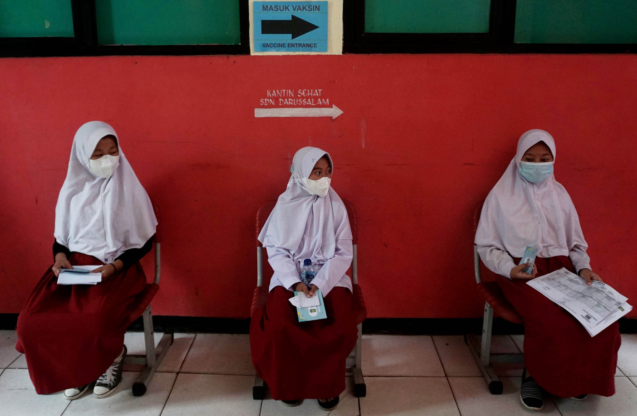 Nampak siswa menunggu mendapatkan vaksinasi di Sekolah Dasar Negeri (SD) Darusalam Kelurahan Batusari Kecamatan Batuceper Kota Tangerang,Senin 18 Oktober 2021. Foto : Panji Asmoro/TrenAsia