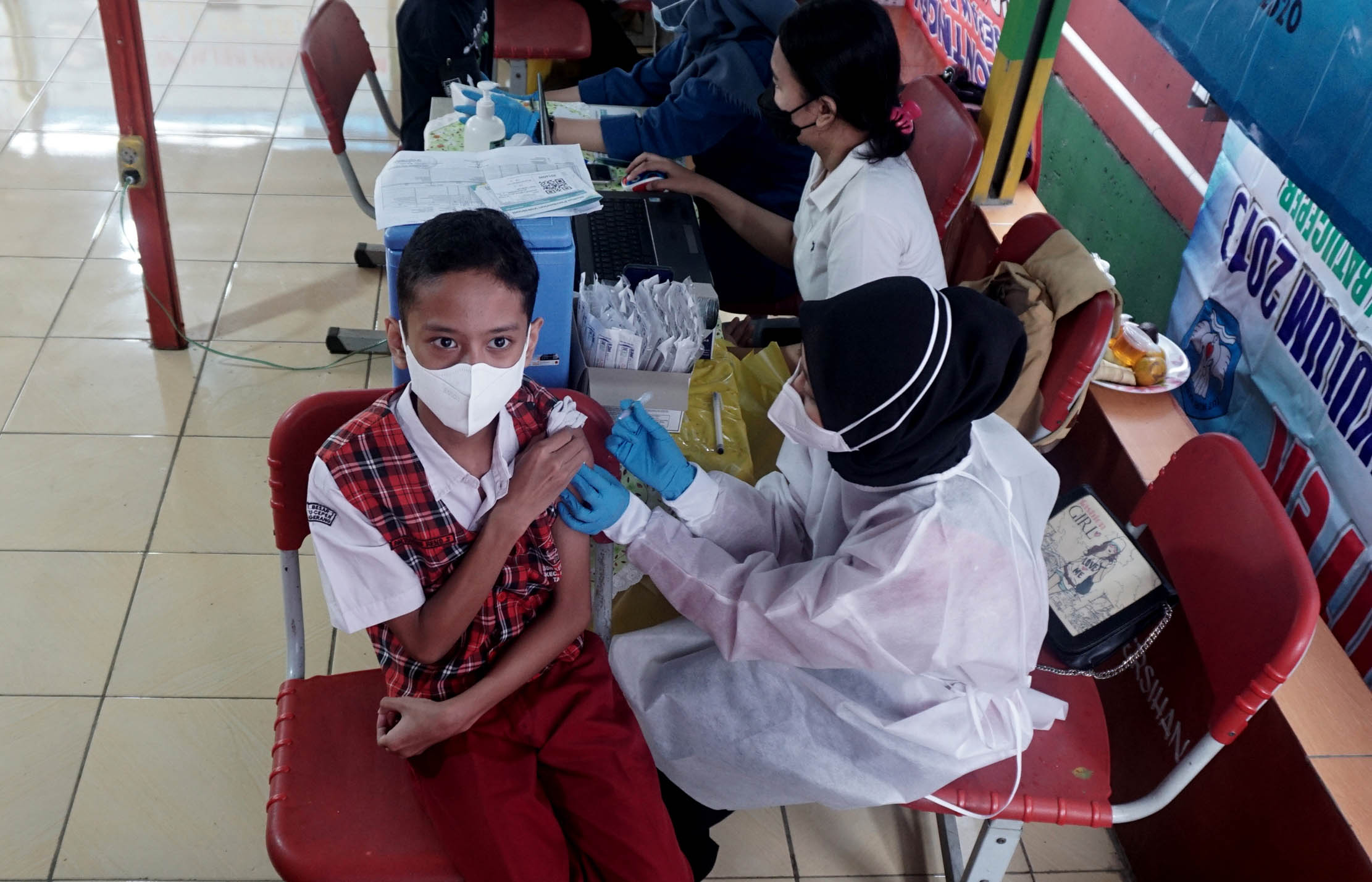 Nampak siswa  saat melakukan vaksinasi di Sekolah Dasar Negeri (SD) Darusalam Kelurahan Batusari Kecamatan Batuceper Kota Tangerang,Senin 18 Oktober 2021. Foto : Panji Asmoro/TrenAsia