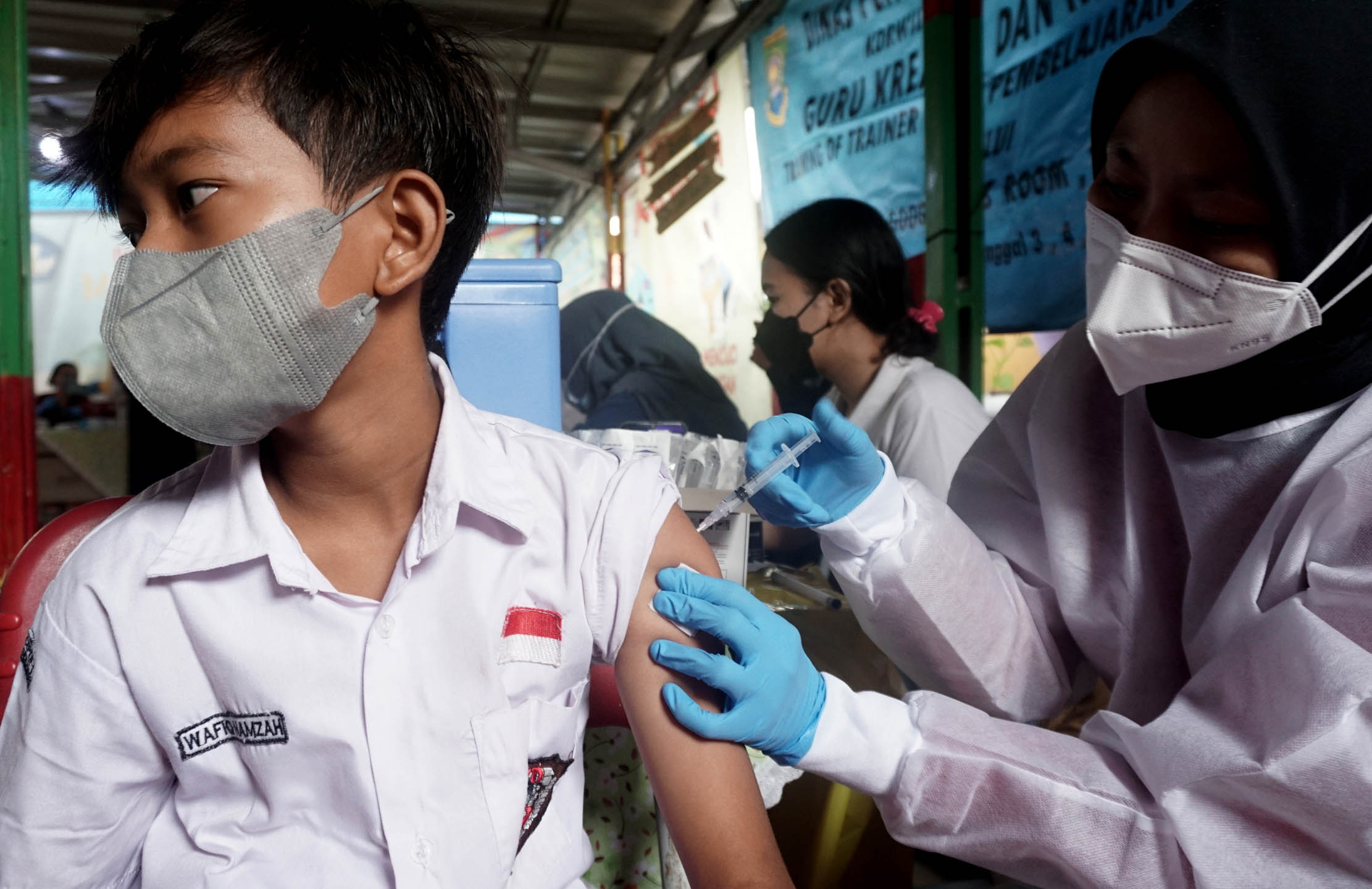 Nampak siswa  saat melakukan vaksinasi di Sekolah Dasar Negeri (SD) Darusalam Kelurahan Batusari Kecamatan Batuceper Kota Tangerang,Senin 18 Oktober 2021. Foto : Panji Asmoro/TrenAsia