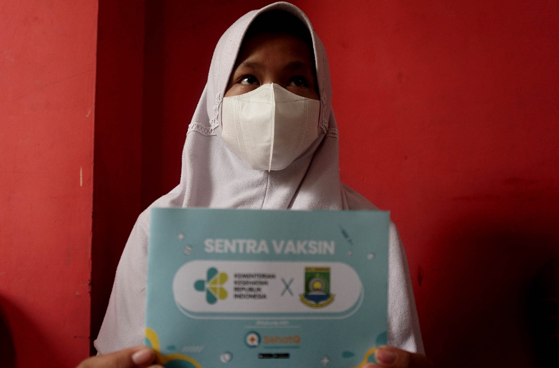 Nampak siswa usai mendapatkan vaksinasi di Sekolah Dasar Negeri (SD) Darusalam Kelurahan Batusari Kecamatan Batuceper Kota Tangerang,Senin 18 Oktober 2021. Foto : Panji Asmoro/TrenAsia