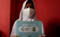 Nampak siswa usai mendapatkan vaksinasi di Sekolah Dasar Negeri (SD) Darusalam Kelurahan Batusari Kecamatan Batuceper Kota Tangerang,Senin 18 Oktober 2021. Foto : Panji Asmoro/TrenAsia