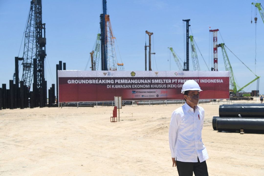 Presiden Joko Widodo (Jokowi) saat melakukan groundbreaking smelter tambang tembaga milik PT Freeport Indonesia (PTFI) di Gresik, Jawa Timur. Foto: BPMI Setpres/Lukas