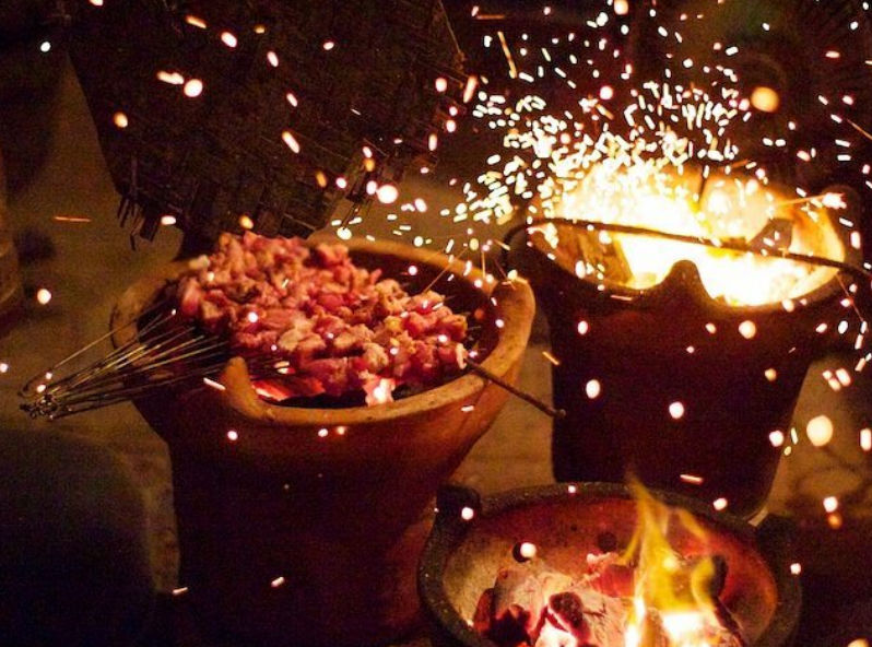 Sate klathak merupakan kuliner khas Jogja yang wajib dicoba oleh wisatawan.