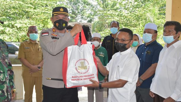 Kapolres Mabar dan Forkopimda Berikan Bantuan Presiden RI melalui FKUB Labuan Bajo