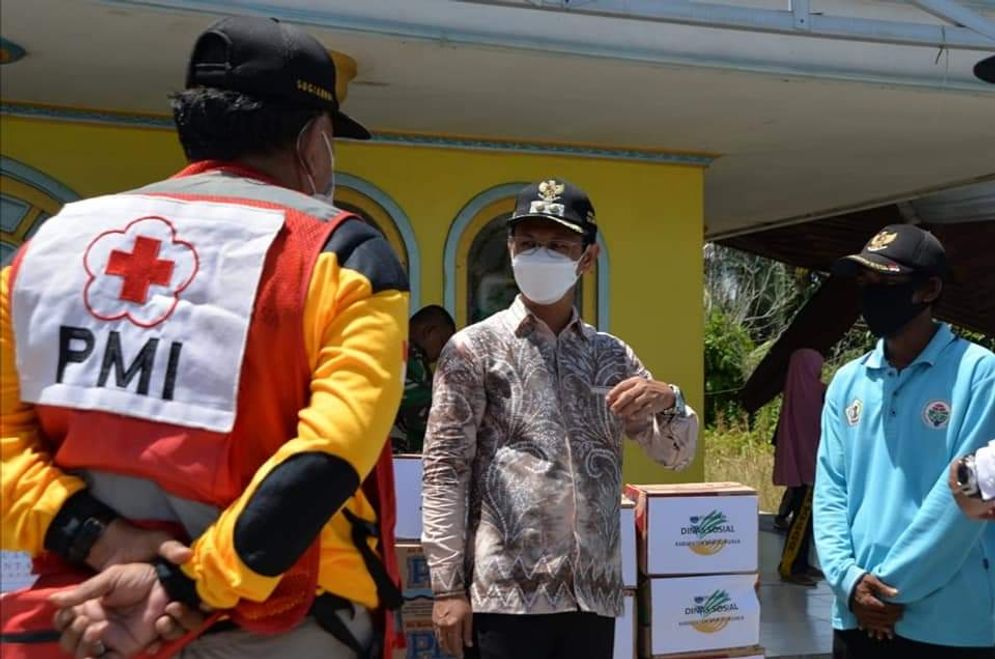 Rahmadi Bantu korban angin puting beliung.jpeg