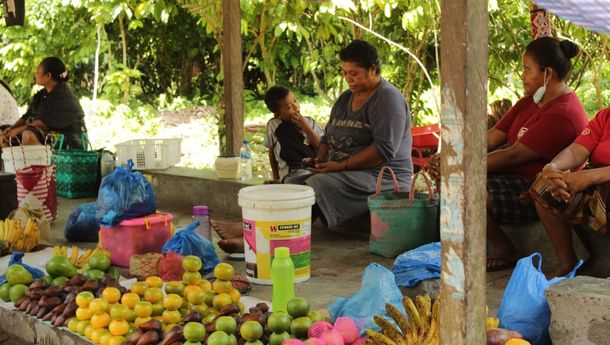 Cerita Keseharian Ibu-Ibu Penjaja Buah Segar di 'Rumah Kalwat' Hokeng