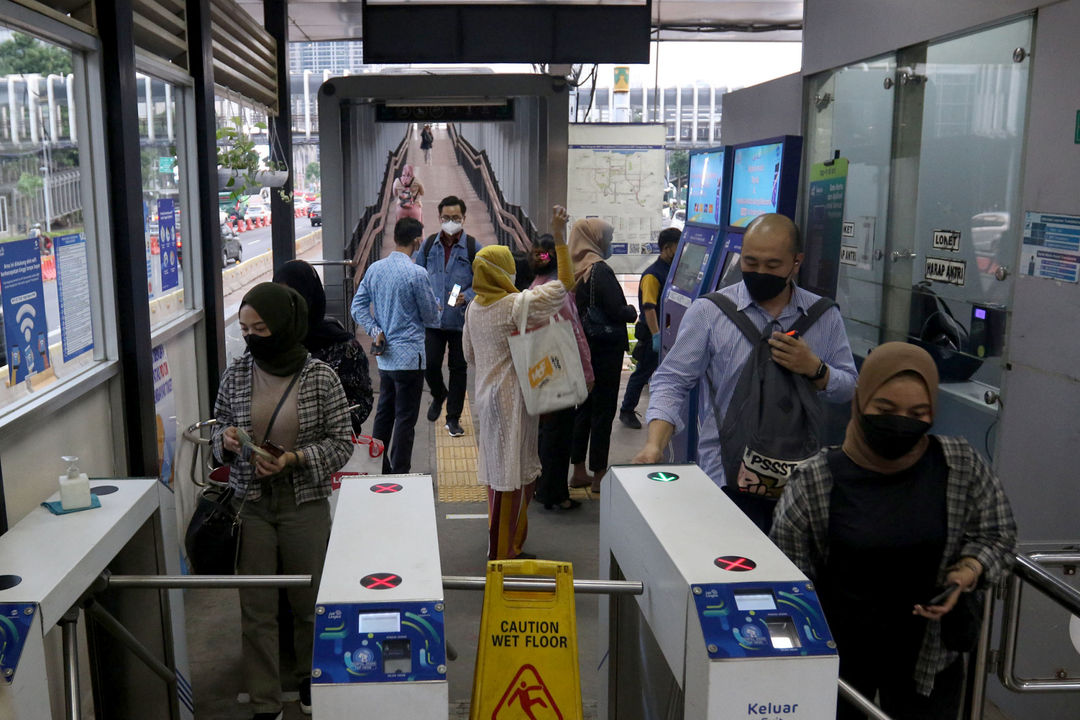 Sejumlah calon penumpang memasuki peron masuk halte bus TransJakarta di kawasan Sudirman, Jakarta, Jum'at, 22 Oktober 2021. Foto: Ismail Pohan/TrenAsia