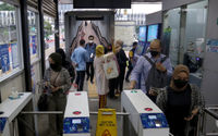 Sejumlah calon penumpang memasuki peron masuk halte bus TransJakarta di kawasan Sudirman, Jakarta, Jum'at, 22 Oktober 2021. Foto: Ismail Pohan/TrenAsia