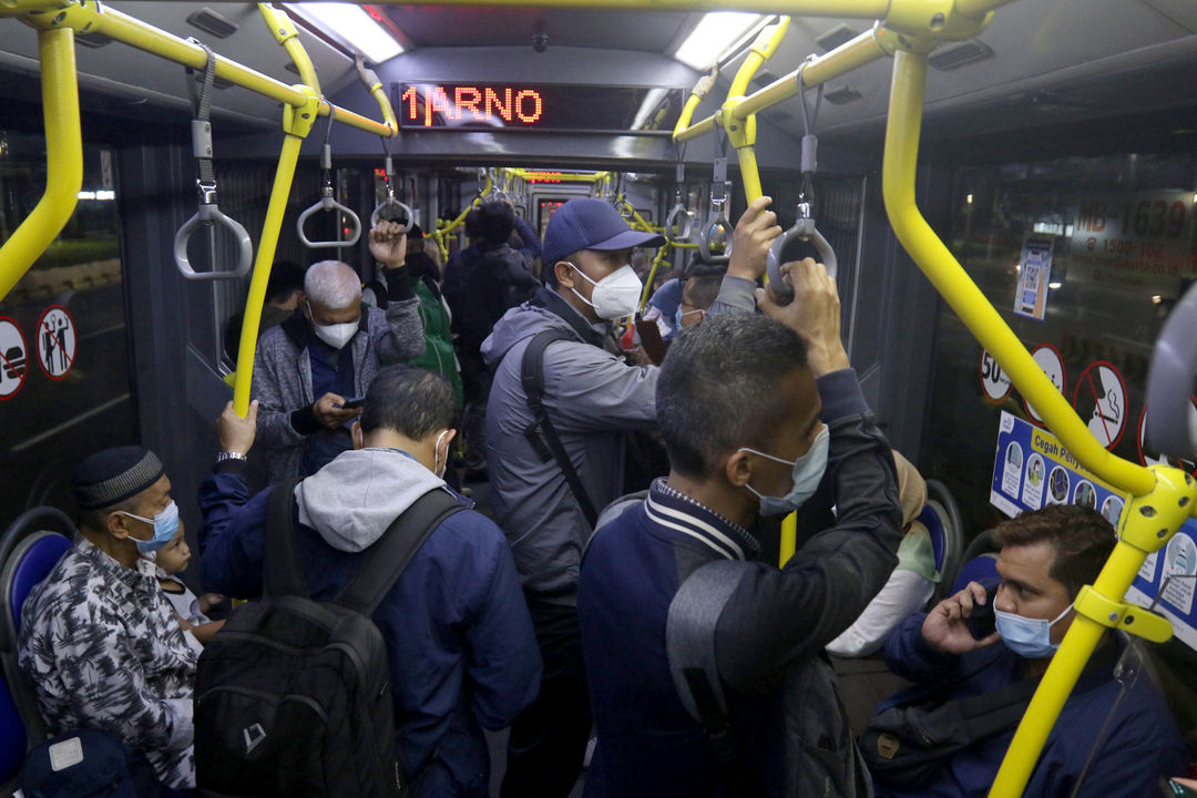 Kepadatan penumpang tampak di armada bus TransJakarta di kawasan Sudirman, Jakarta, Jum'at, 22 Oktober 2021. Foto: Ismail Pohan/TrenAsia