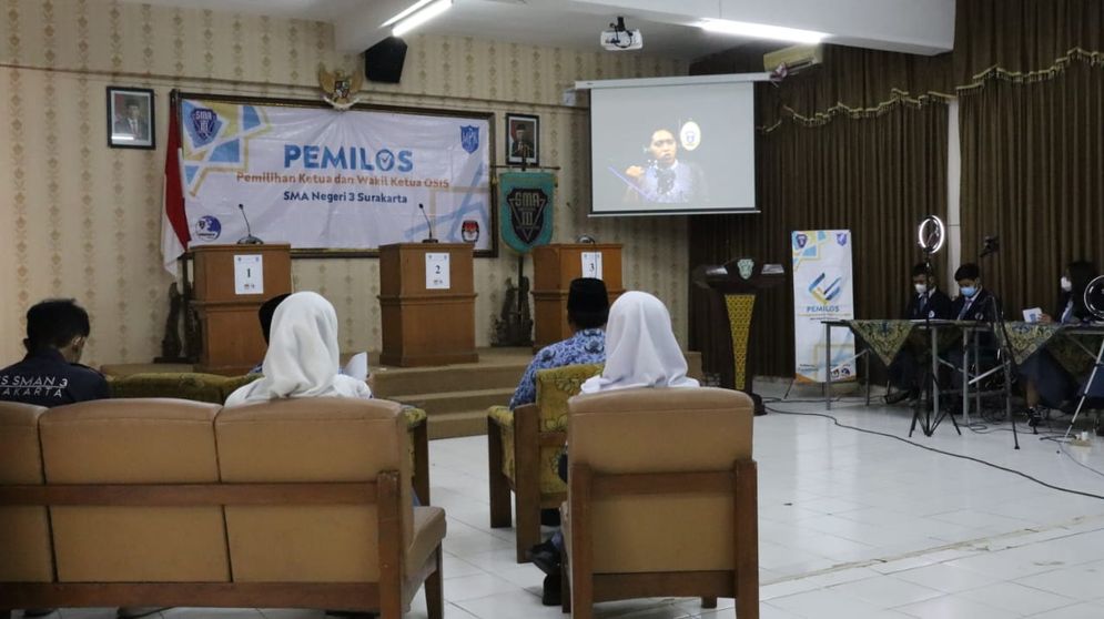 Siswa dan guru SMAN 3 Solo menyaksikan tayangan podcast para calon ketua/wakil ketua Osis di sekolah. Eduwara/Istimewa Dok. Panitia Pemilos SMAN 3 Solo