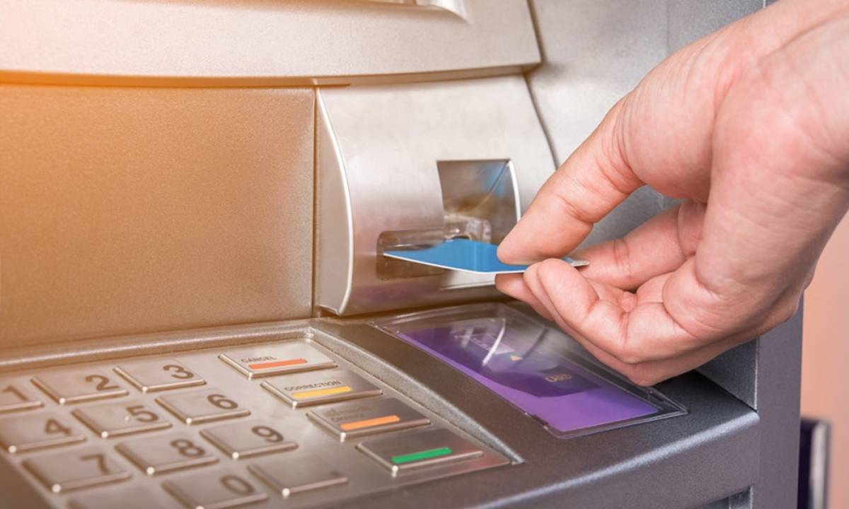 Ilustrasi transfer antar Bank di mesin ATM. 