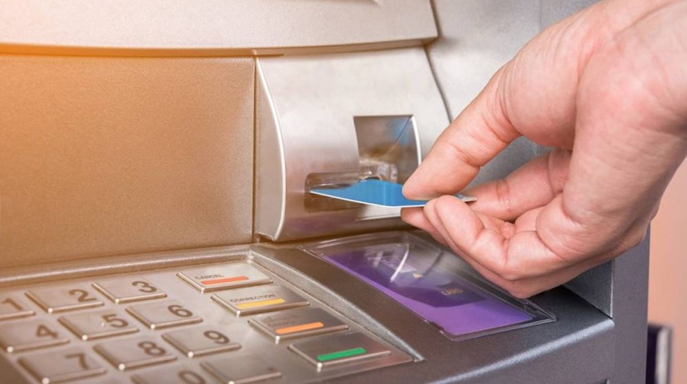 Ilustrasi transfer antar Bank di mesin ATM. 