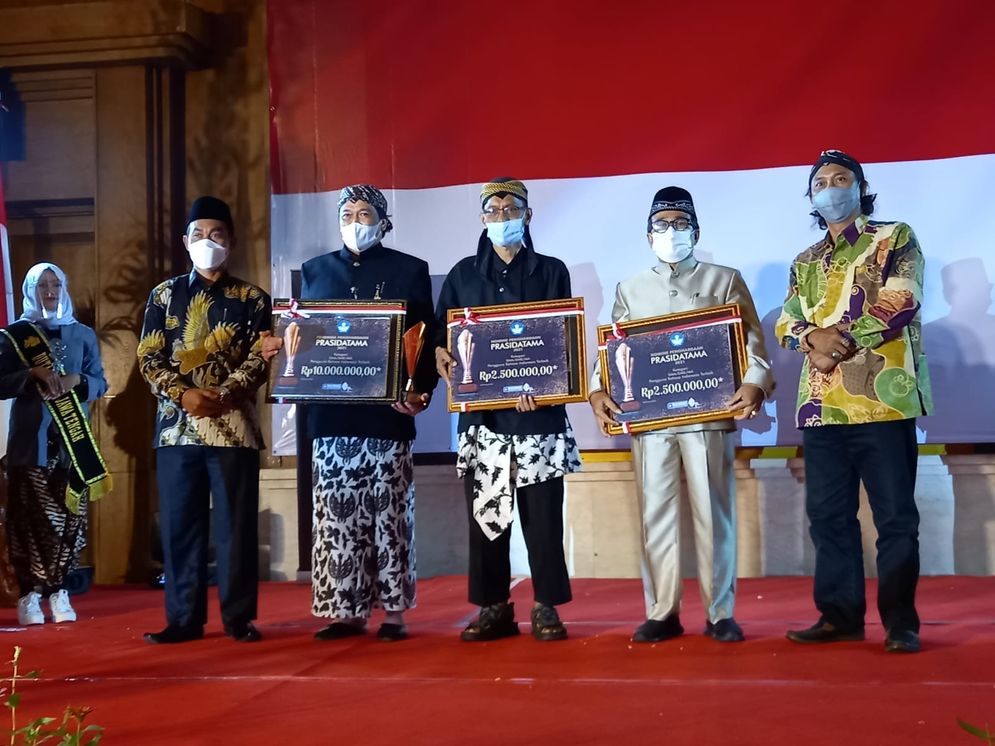 Pemenang kategori SMA/MAN/SMK pengguna bahasa Indonesia terbaik menerima Penghargaan Prasidatama 2021 di Hotel Patra Jasa, Semarang, Sabtu (23/10/2021). Eduwara.com/Istimewa Dok. Balai Bahasa Jateng