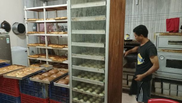 Kisah Maksimus Feri, Perantau Asal Reo Jatuh Bangun Buka Pabrik Roti di Sentani, Papua  