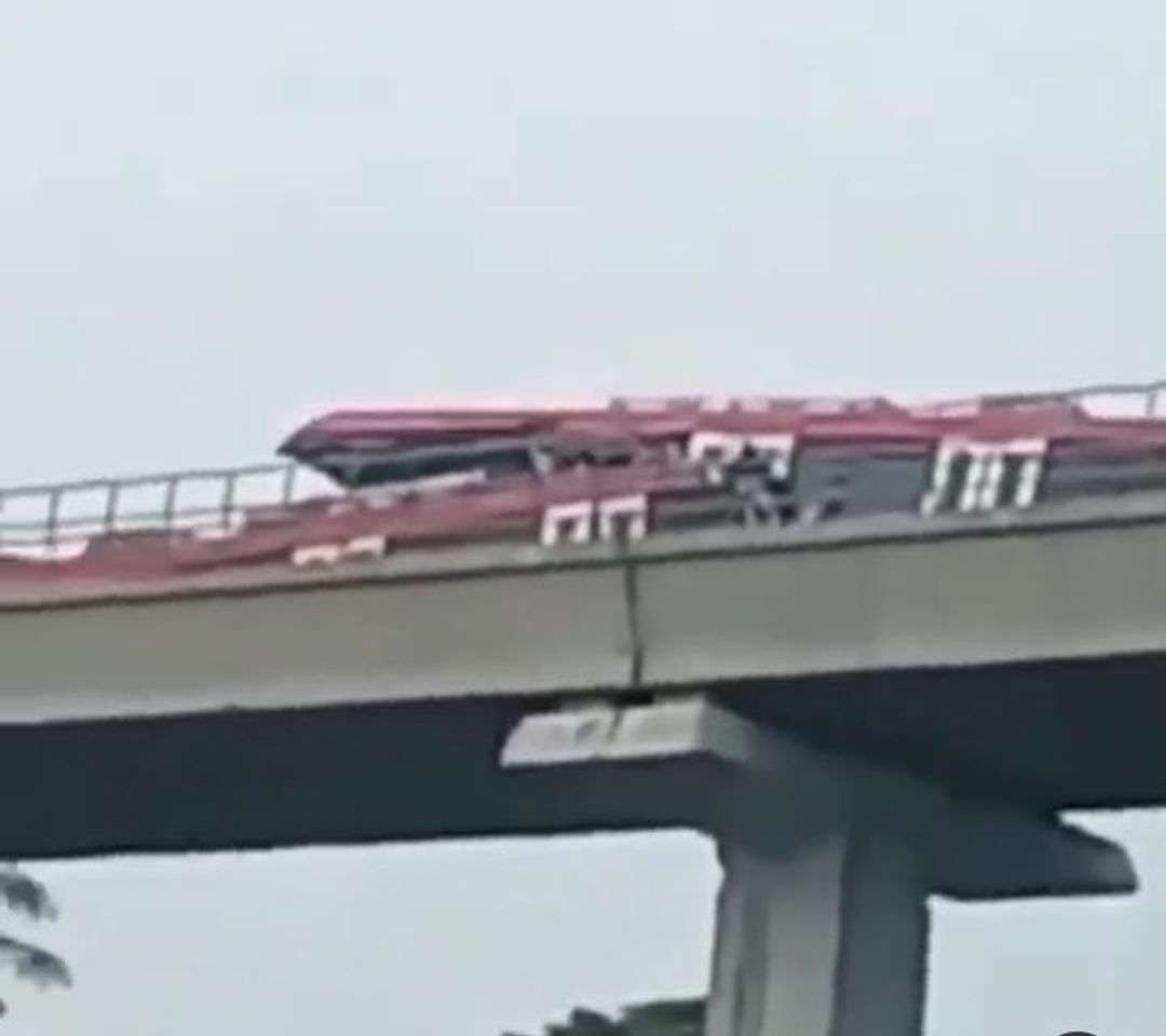 Penampakan uji coba LRT Jabodebek yang bertabrakan.